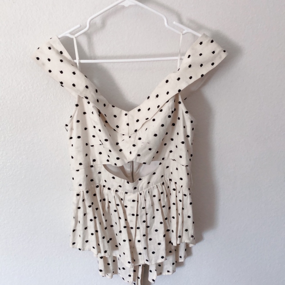 Open shoulder top.New without tag.
